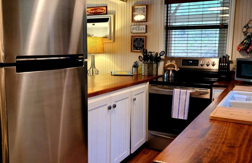 Hawkins Cabin | HIDEAWAY at HAWKINS!East TX LAKEFRONT Cabin in the Trees-Firepit-Private dock🐟