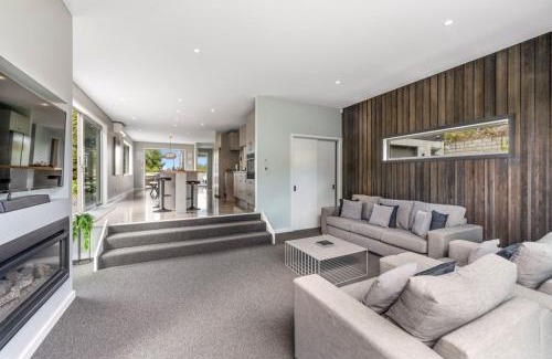 Acacia Bay House | Hideaway at the Bay - with Hot Tub
