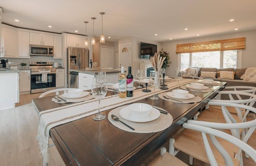 Midland House | Hideaway Bungalow Retreat w/Privat Hot Tub & Fire Table + Fire Pit!