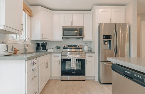Midland House | Hideaway Bungalow Retreat w/Privat Hot Tub & Fire Table + Fire Pit!