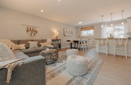 Midland House | Hideaway Bungalow Retreat w/Privat Hot Tub & Fire Table + Fire Pit!