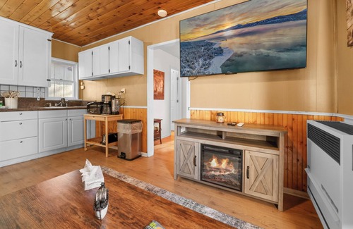 Big Bear City Cabin | Hideaway Cabin - Cozy romantic cabin perfect for couples, A/C