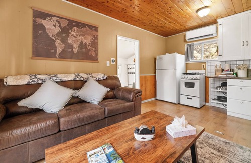 Big Bear City Cabin | Hideaway Cabin - Cozy romantic cabin perfect for couples, A/C