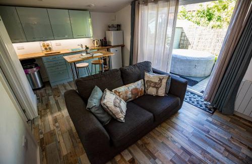 Walkford Apartment | Hideaway Cabin for two on edge of New Forest