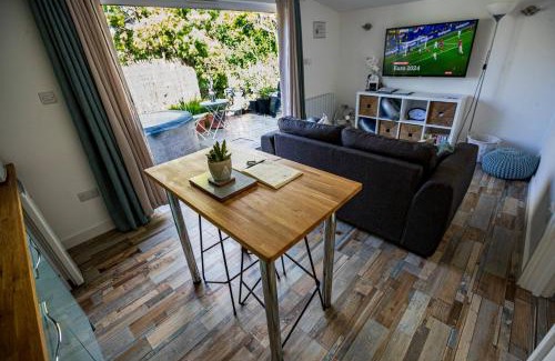 Walkford Apartment | Hideaway Cabin for two on edge of New Forest