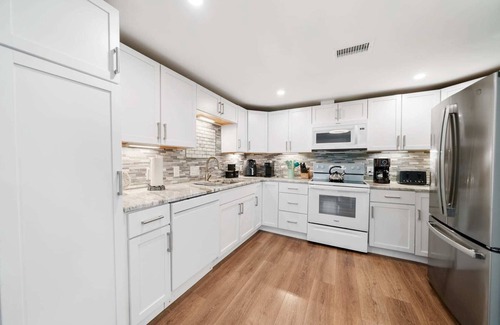 Bid-a-wee Beach House | Hideaway Cottage: Dog Friendly, Block to Private Beach Access & More