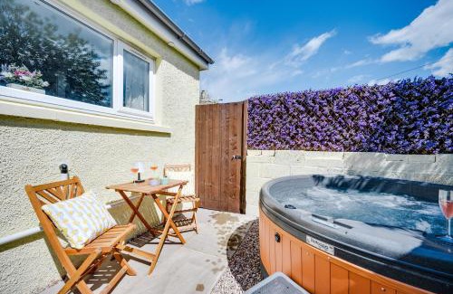 Portsoy Villa | Hideaway Cottage W Hot Tub