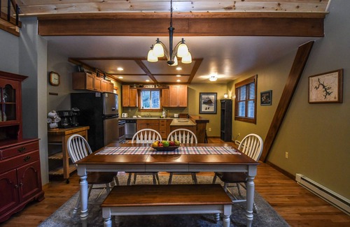 Oakland House | Hideaway | Dog Friendly, Lake Access + Hot Tub