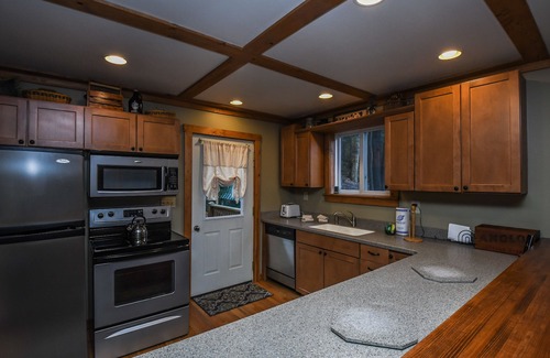 Oakland House | Hideaway | Dog Friendly, Lake Access + Hot Tub