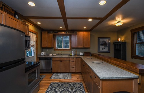 Oakland House | Hideaway | Dog Friendly, Lake Access + Hot Tub