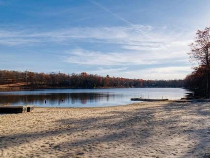Bushkill House | Hideaway Hot Tub Sunna Lake Kayaks Pool