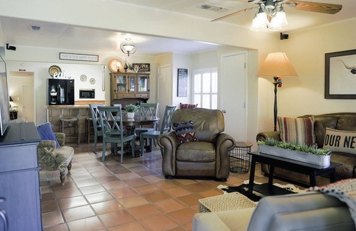 Fowlerton Cabin | Hideaway in Hindes, TX Private CountryStay Electric Gate Great Work Housing 3 BR