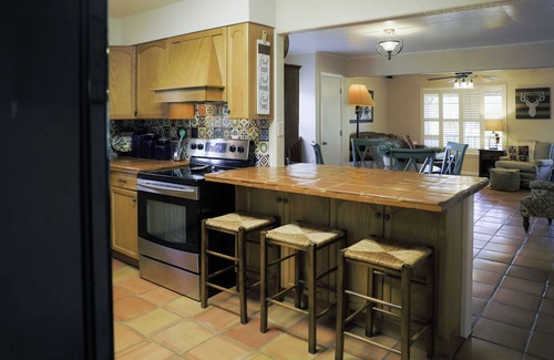 Fowlerton Cabin | Hideaway in Hindes, TX Private CountryStay Electric Gate Great Work Housing 3 BR