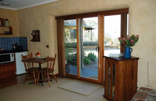 Harcourt North Bed & Breakfast | Hideaway in the Hills . MillDuck StrawBale B&B