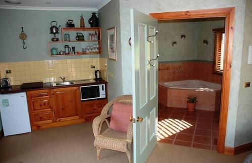 Harcourt North Bed & Breakfast | Hideaway in the Hills . MillDuck StrawBale B&B