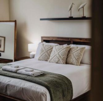 Glenroi House | Hideaway on Edward - Walk to Town