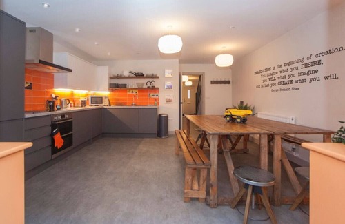 Bristol House | higgihaus 3b 4 Bed Big Groups Hip Location