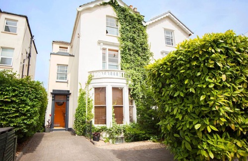 Cotham Apartment | higgihaus #46 Beautifully Appointed 7-Bedroom Victorian House