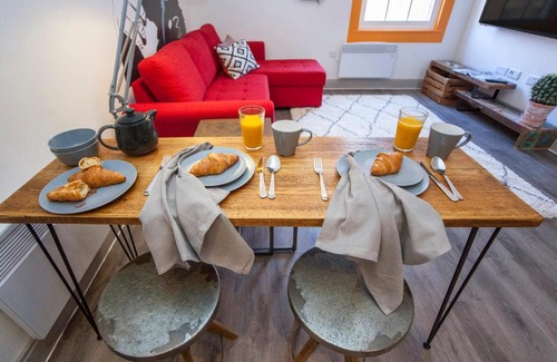 Saint Paul's Apartment | higgihaus@century place (#23)