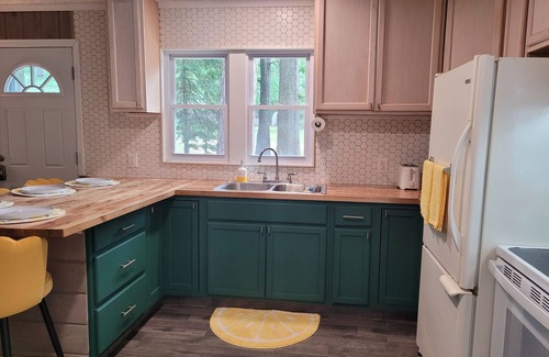 Higgins Lake Cottage | Higgins hangout 1.6 miles from Higgins Lake, sleeps 8, pet friendly.