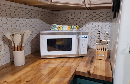Higgins Lake Cottage | Higgins hangout 1.6 miles from Higgins Lake, sleeps 8, pet friendly.