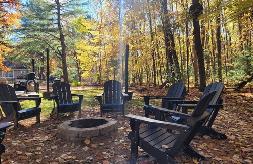 Higgins Lake Cottage | Higgins hangout 1.6 miles from Higgins Lake, sleeps 8, pet friendly.