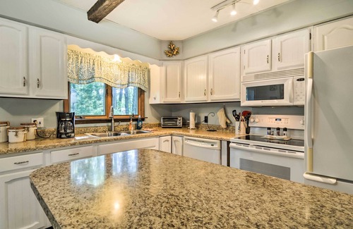 Higgins Lake House | Higgins Lake Getaway w/Fire Pit, Walk to Beach!