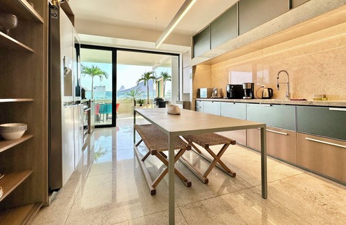 Copacabana Apartment | High-End Oceanfront Penthouse in Copacabana