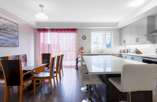 Aurora House | High ceiling home In Newmarket