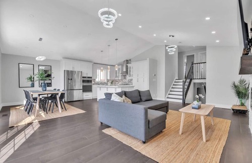 Waterloo House | *High-Ceiling* Home & *Relaxing Patio* in Waterloo