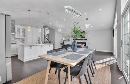Waterloo House | *High-Ceiling* Home & *Relaxing Patio* in Waterloo