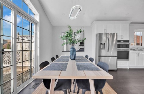 Waterloo House | *High-Ceiling* Home & *Relaxing Patio* in Waterloo