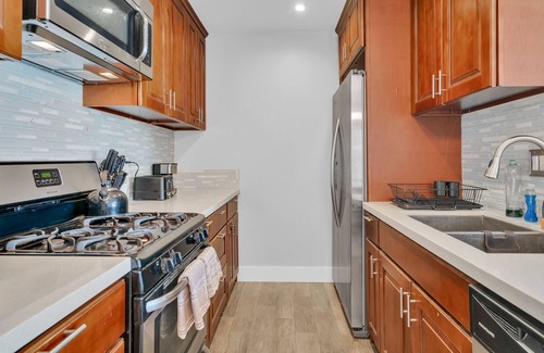 Tarzana Condo | High Ceilings 3BR with Loft-2 Baths Pool & Jacuzzi