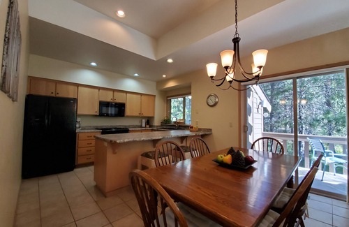 Sunriver Condo | High Ceilings, No Shared Walls, Sleeps 6, Full Kitchen, Deck, BBQ, Pool, 4 Bikes