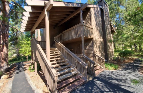 Sunriver Condo | High Ceilings, No Shared Walls, Sleeps 6, Full Kitchen, Deck, BBQ, Pool, 4 Bikes