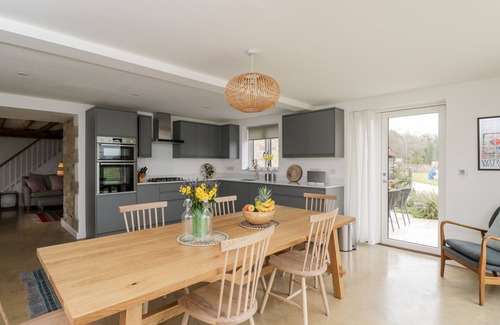 Witney House | HIGH COGGES FARM HOLIDAY COTTAGES, pet friendly in Witney