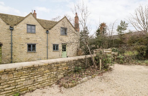 Witney House | HIGH COGGES FARM HOLIDAY COTTAGES, pet friendly in Witney