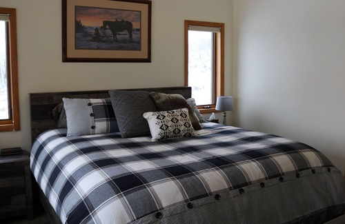 Kremmling House | High Country Secluded Off-Grid Lodge/Ranch