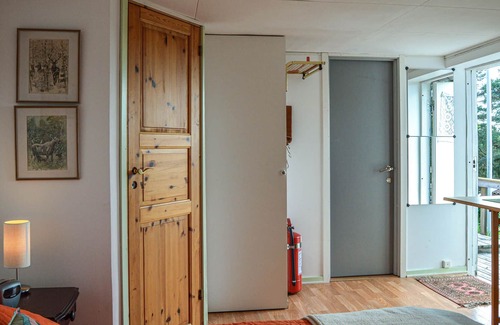 Tyreso O House | High, cozy cottage with a view of nature and the bay invites you to relax.