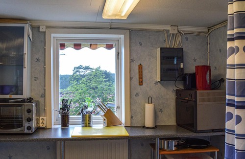 Tyreso O House | High, cozy cottage with a view of nature and the bay invites you to relax.