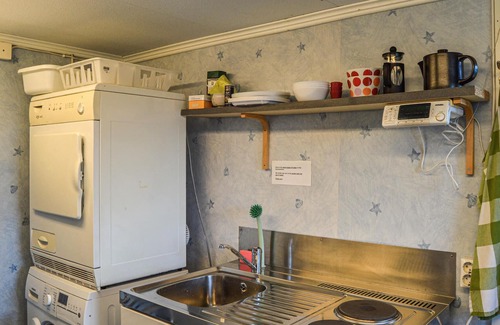 Tyreso O House | High, cozy cottage with a view of nature and the bay invites you to relax.