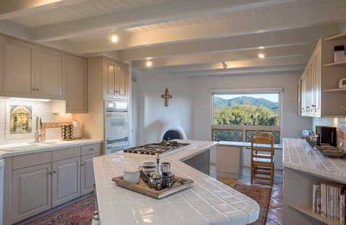 Vista Encantada House | High Desert Hacienda - 6 bedrooms/5 1/2 bathrooms/AC - minutes from the Plaza