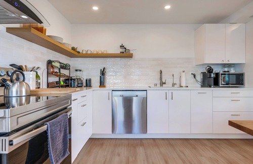 Llano House | High Desert Scenic Getaway! Hot Tub, BBQ, Fire Pit - 80 mins from LA