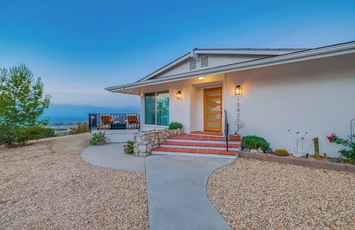 Llano House | High Desert Scenic Getaway! Hot Tub, BBQ, Fire Pit - 80 mins from LA