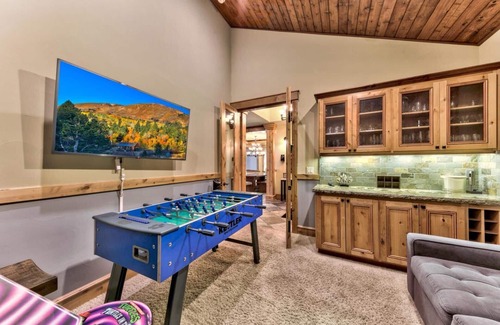 Montgomery Estates Cabin | High-end 5 Bedroom, Hot Tub, Game Room with Arcade and Foosball, Near Lake and Walk to Trails