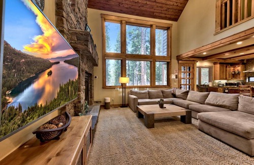 Montgomery Estates Cabin | High-end 5 Bedroom, Hot Tub, Game Room with Arcade and Foosball, Near Lake and Walk to Trails