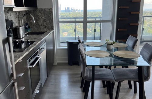 Norseman Heights Apartment | High End 6 people Apartment Islington Etobicoke