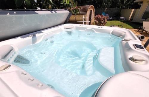 Lutz House | High end beds, SPA, Sauna, Pool