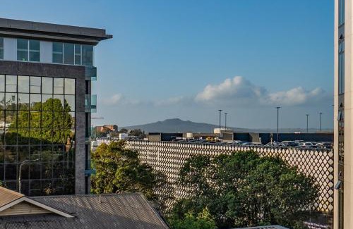 Epsom Apartment | High End Centrally located apartment with carpark