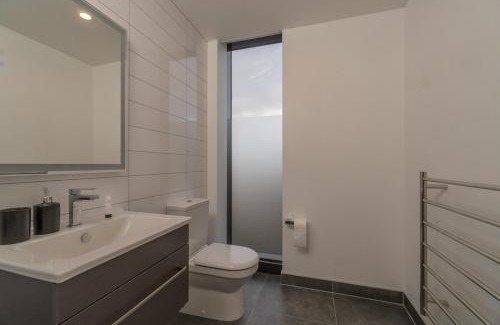 Epsom Apartment | High End Centrally located apartment with carpark